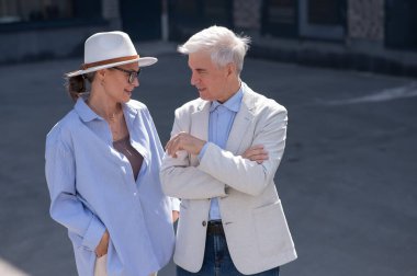 Yürüyüşe çıkmış yaşlı ve şık bir çift. Olgun insanların romantik ilişkileri