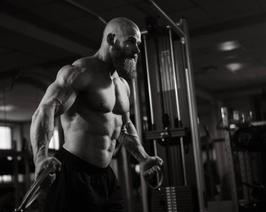 Kel Kafkas vücut geliştirme sandığı spor salonunda kablolu yayını kullanıyor.