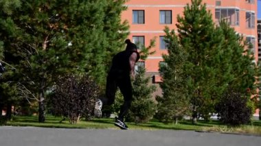 Sakallı bir adam açık havada bir mesafe koşmaya başlar. Yavaş çekim