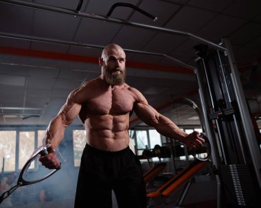 Kel Kafkas vücut geliştirme sandığı spor salonunda kablolu yayını kullanıyor.