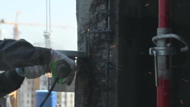 Usta dairesel elmas testereyle beton bir duvar kesiyor.