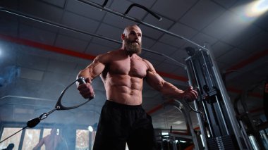 Kel Kafkas vücut geliştirme sandığı spor salonunda kablolu yayını kullanıyor.