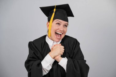 Mezuniyet elbisesi giymiş beyaz bir kadın rüyasında ellerini göğsünde tutuyordu.