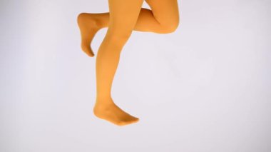 Beyaz bir arka planda, kadın bacakları. Boşluğu kopyala