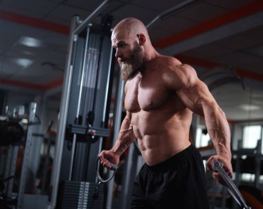 Kel Kafkas vücut geliştirme sandığı spor salonunda kablolu yayını kullanıyor.