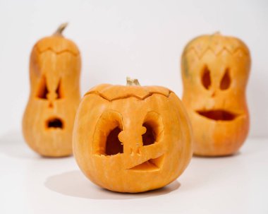 Beyaz arka planda üç tane Jack-o-Lantern. Cadılar Bayramı dekorasyonu