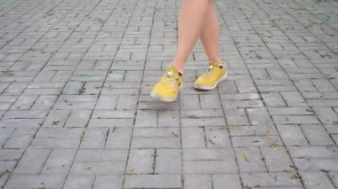 Dans eden bir kadının bacaklarını yakın plan.