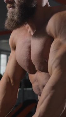 Kabloyla ağır triseps egzersizleri yapan Kafkas vücut geliştirici. Dikey video