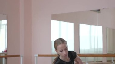 Kafkasyalı sarışın kadın sınıfta bale çalışıyor.