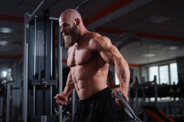 Kel Kafkas vücut geliştirme sandığı spor salonunda kablolu yayını kullanıyor.