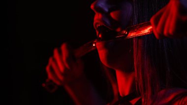 Bir erkek bir kadının ağzını tıkar. BDSM konsepti