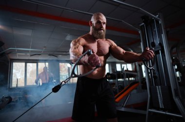 Kel Kafkas vücut geliştirme sandığı spor salonunda kablolu yayını kullanıyor.