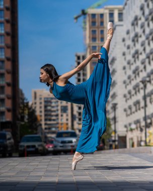 Dışarıda dans eden güzel bir Asyalı balerin. Şehir manzarası