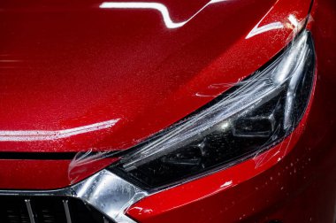 Plak ambalajlı kırmızı bir araba farının yakın çekimi
