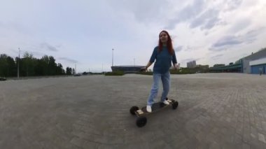 Kafkasyalı kadın uzaktan kumandalı elektrikli bir uzun tahta kullanıyor.