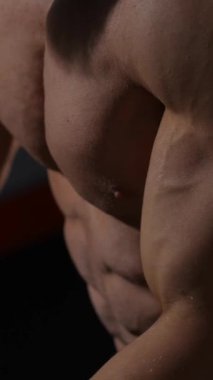 Kabloyla ağır triseps egzersizleri yapan Kafkas vücut geliştirici. Dikey video