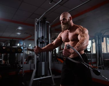 Kel Kafkas vücut geliştirme sandığı spor salonunda kablolu yayını kullanıyor.