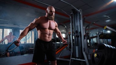 Kel Kafkas vücut geliştirme sandığı spor salonunda kablolu yayını kullanıyor.