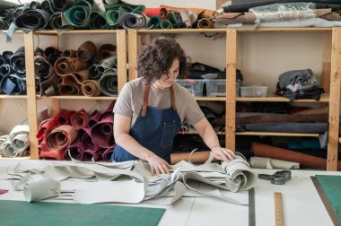 Kadın tabakçı atölyede çalışıyor.