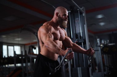 Kel Kafkas vücut geliştirme sandığı spor salonunda kablolu yayını kullanıyor.