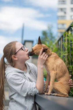 Genç beyaz bir kadın ve küçük şirin bir köpek gezdiriyordu.