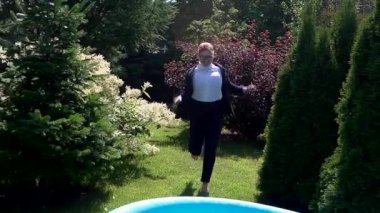 Kafkasyalı iş kadını şişme havuza atladı. 