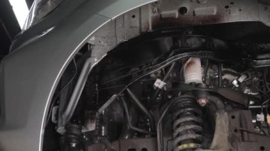 Üstat arabanın altına korozyon önleyici sprey sıkmış.