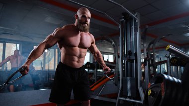 Kel Kafkas vücut geliştirme sandığı spor salonunda kablolu yayını kullanıyor.