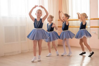 Küçük balerinler dans okulunda gösteri yapıyor.
