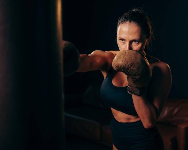Kafkas kadın boks retro spor salonunda