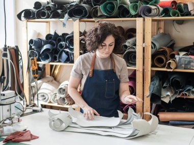 Kadın tabakçı atölyede çalışıyor.