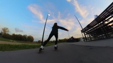 Akşamları paten kayan beyaz kadın. Sallama.