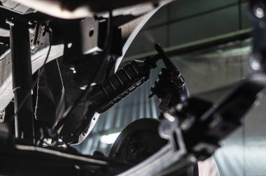 Üstat arabanın altına korozyon önleyici sprey sıkmış.