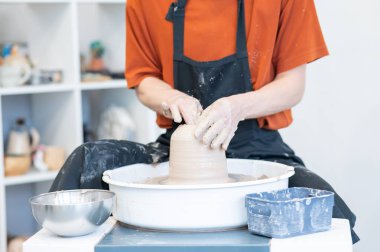 Çömlek çarkında çalışan çömlekçilerin yakın çekimi.