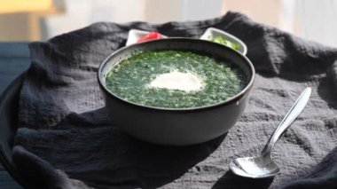 Bir kafede geleneksel Rus yemeği. Okroshka 'nın yuvarlak bir masada dönüşünün üst görüntüsü