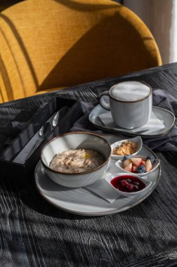 Yulaf lapası ve kahve. Bir kafede kahvaltı servisi yaptım. Dikey fotoğraf