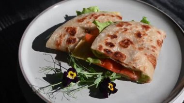 Balık ve peynirle doldurulmuş bir yassı ekmek yuvarlak bir masada döner. Quesadilla