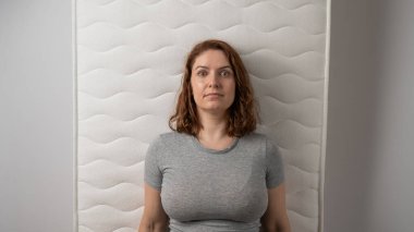 Beyaz kadın uykusuzluktan muzdarip.