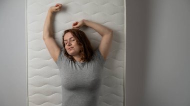 Yatakta uzanan bir kadının üst görüntüsü.