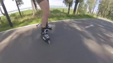 Kadın bacaklarına yakın çekim. Yaz aylarında paten kayan kadınlar.