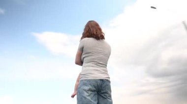 Beyaz bir kadın bir yaşındaki oğlunu kucağına aldı. 360 derecelik video