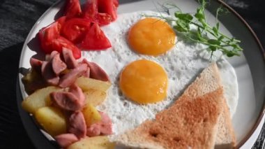 Bir kafede İngiliz kahvaltısı rezervasyonu. Yuvarlak bir masada yumurtalı bir tabak döner.