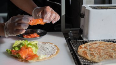 Şef somonlu yassı ekmek hazırlıyor. Quesadilla