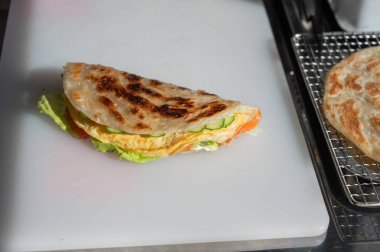 Balık ve peynirle doldurulmuş yassı ekmek. Quesadilla