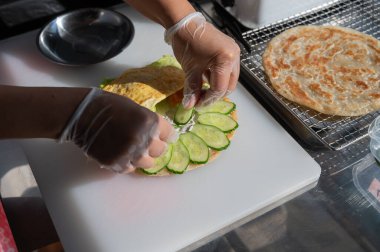 Şef somonlu Quesadilla ile yassı ekmek hazırlar.