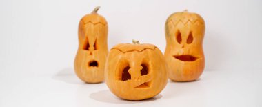 Beyaz arka planda üç tane Jack-o-Lantern. Cadılar Bayramı dekorasyonu