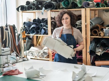 Kadın tabakçı atölyede çalışıyor.