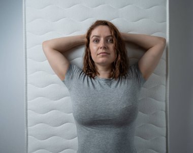 Beyaz kadın uykusuzluktan muzdarip.