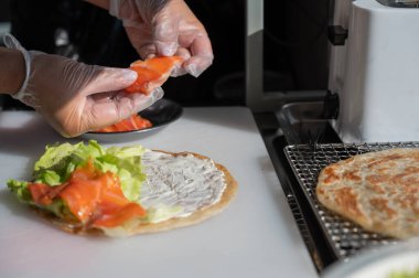 Şef somonlu yassı ekmek hazırlıyor. Quesadilla