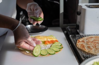 Şef somonlu Quesadilla ile yassı ekmek hazırlar.